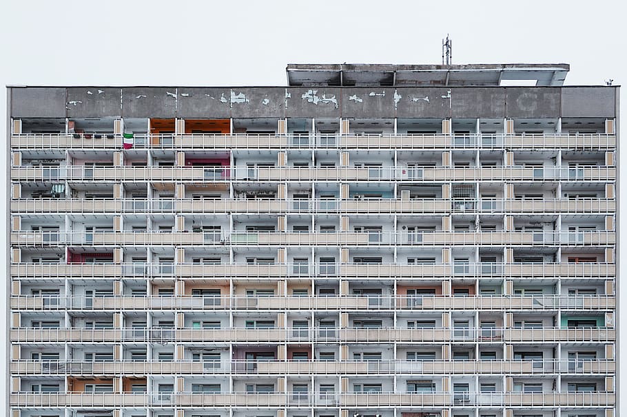 arquitectura, edifici, infraestructura, estructura, establiment, apartament, finestres, condomini, hotel, exterior de l'edifici, estructura construïda, finestra, barri residencial, ciutat, dia, cap gent, cel, en fila, cel clar, naturalesa, vista d’angle baix, a l'aire lliure, patró, balcó, marc complet, 4K