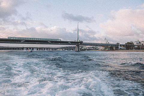 valtameren aalto, arkkitehtuuri, ranta, silta, pilviä, päivänvalo, valtameri, meri, laiva, taivas, kuljetusjärjestelmä, vesi, vesijetit, aallot, rakennettu rakenne, silta - ihmisen rakenne, kuljetus, yhteys, pilvi - taivas, kaupunki, riippusilta, matkustaa, matkakohteet, rakennuksen ulkoa, luonto, liike, tekniikka, kaupunkikuvan, ulkona, lahti, 5K, CC0, public domain, rojaltivapaa