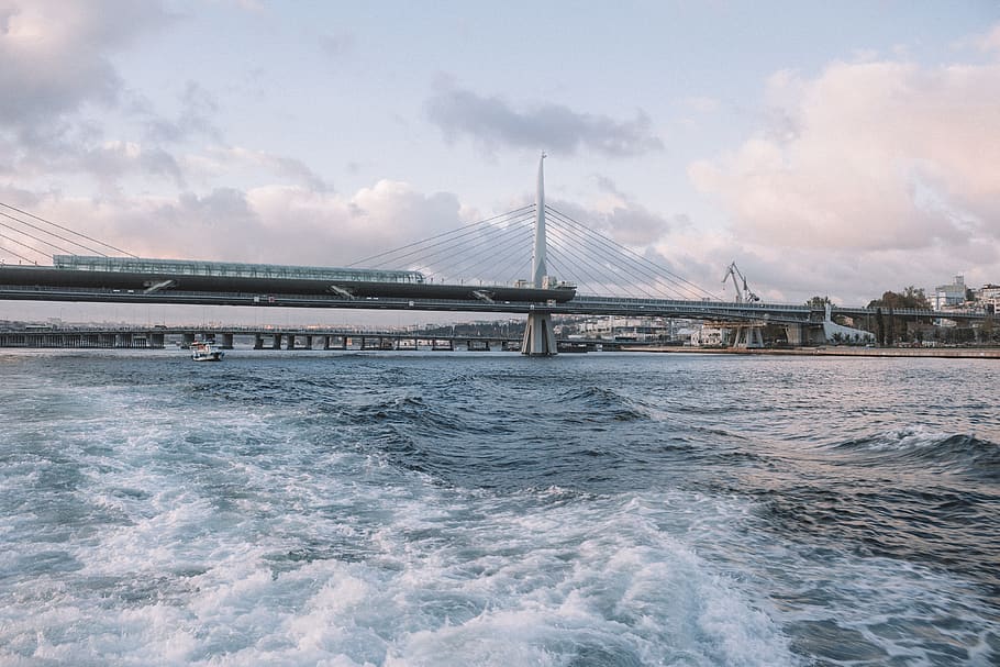 valtameren aalto, arkkitehtuuri, ranta, silta, pilviä, päivänvalo, valtameri, meri, laiva, taivas, kuljetusjärjestelmä, vesi, vesijetit, aallot, rakennettu rakenne, silta - ihmisen rakenne, kuljetus, yhteys, pilvi - taivas, kaupunki, riippusilta, matkustaa, matkakohteet, rakennuksen ulkoa, luonto, liike, tekniikka, kaupunkikuvan, ulkona, lahti, 5K