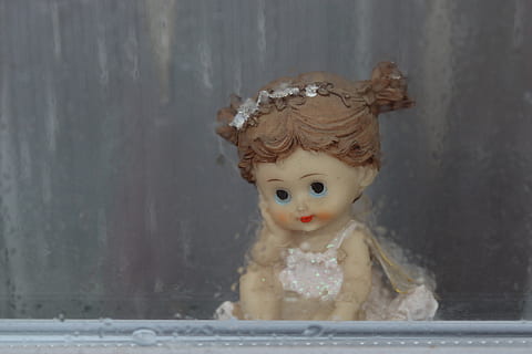poupée, la fenêtre, pluie, gouttes, jouet, portrait, nuls, représentation, représentation humaine, ressemblance féminine, la créativité, personne, art et Artisanat, fermer, à l'intérieur, journée, figurine, hiver, température froide, sculpture, ressemblance masculine, 5K, CC0, domaine public, libre de droits