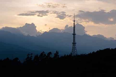 šedá, věž, obklopen, stromy, Příroda, venku, hora, pohoří, budova, kostelní věž, architektura, nebe, vrchol, krajina, elektrické zařízení, anténa, scenérie, svítání, Šedá, červené nebe, soumrak, západ slunce, mrak - nebe, silueta, technologie, scenics - příroda, stavba, krása v přírodě, nikdo, sdělení, vysílání, strom, mimoměstské scény, globální komunikace, rostlina, 4K, CC0, veřejná doména, bez autorských práv
