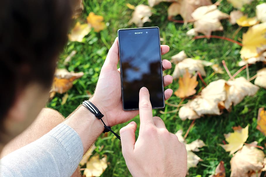 persona, utilitzant, negre, smartphone andy sony, mà, maqueta, pantalla, smartphone, tecnologia, tocar, pantalla tàctil, mà humana, part del cos humà, una persona, celebració, dia, planta, temes de fotografia, naturalesa, persones reals, tecnologia sense fils, a l'aire lliure, activitat d'oci, centrar-se en primer pla, estils de vida, dispositiu d’informació portàtil, dit humà, dit, fotografiar, part del cos, 4K