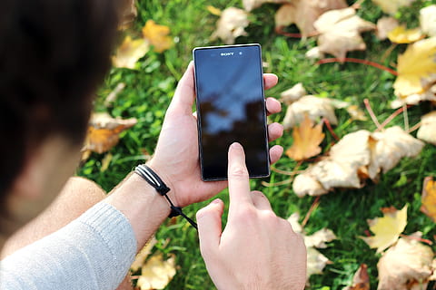 sony, Android, téléphone portable, La technologie, mains, les doigts, montrer du doigt, mobile, main humaine, main, partie du corps humain, une personne, en portant, journée, plante, thèmes de la photographie, la nature, Vrais gens, Technologie sans fil, en plein air, Activité de loisir, se concentrer sur le premier plan, modes de vie, dispositif d'information portable, doigt humain, doigt, photographier, partie du corps, 4K, CC0, domaine public, libre de droits