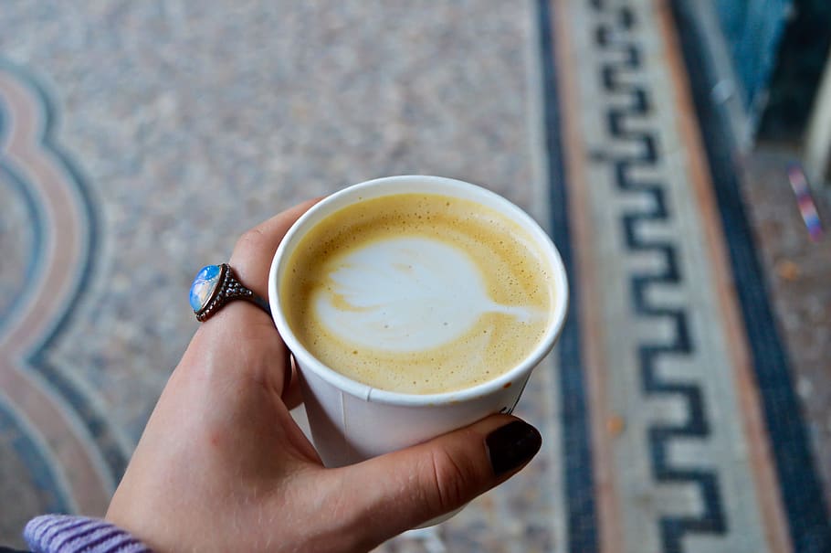 tassa blanca, tassa de cafè, tassa, persona, humà, ou, menjar, beure, latte, begudes, rellotge de polsera, anell, accessori, accessoris, joieria, dit, ceràmica, pedres precioses, plat, diamant, espresso, mà humana, una persona, cafè - beguda, part del cos humà, cafè, mà, refresc, menjar i beguda, persones reals, estils de vida, celebració, centrar-se en primer pla, perspectiva personal, beguda calenta, comunicació, part del cos, beguda espumosa, vaixella, 5K