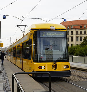 Alemania, Darmstadt, modo de transporte, transporte, transporte público, amarillo, arquitectura, Teleférico, transporte ferroviario, vías de tren, pista, ciudad, estructura construida, vehículo terrestre, exterior del edificio, día, cable, naturaleza, calle, entrenar, personas incidentales, ventana, al aire libre, autobús escolar, 5K, CC0, dominio público, libre de derechos