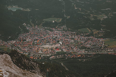Alemanya, mittenwald, arquitectura, estructura construïda, exterior de l'edifici, ciutat, vista d’angle alt, edifici, paisatge urbà, barri residencial, multitud, ple de gent, vista aèria, naturalesa, dia, comunitat, arbre, a l'aire lliure, casa, planta, assentament, 5K, CC0, domini públic, lliure de regalies
