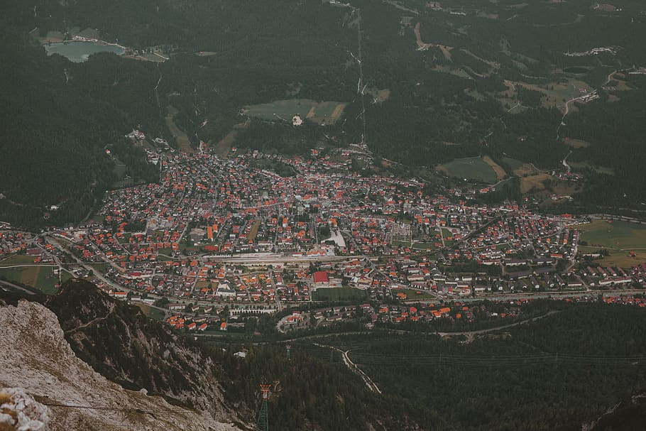 Alemanya, mittenwald, arquitectura, estructura construïda, exterior de l'edifici, ciutat, vista d’angle alt, edifici, paisatge urbà, barri residencial, multitud, ple de gent, vista aèria, naturalesa, dia, comunitat, arbre, a l'aire lliure, casa, planta, assentament, 5K