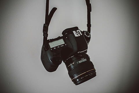 kamera dslr hitam, elektronik, kamera, tali, juru potret, lensa kamera, kamera digital, kamera video, mesin, velg, roda, berbicara, tutup lensa, adaptor, layar, tampilan, layar LCD, monitor, ritsleting, memanfaatkan, menjahit, dalam ruangan, teknologi, budaya seni dan hiburan, musik, tidak ada orang, objek tunggal, merapatkan, tembakan studio, komunikasi, bergaya retro, masih hidup, alat musik, latar belakang putih, peralatan, gantung, warna hitam, tampilan sudut tinggi, fitur dinding - bangunan, sejarah, musik rock, 5K, CC0, domain publik, bebas royalti