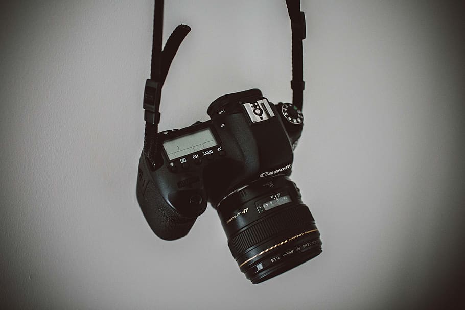kamera dslr hitam, elektronik, kamera, tali, juru potret, lensa kamera, kamera digital, kamera video, mesin, velg, roda, berbicara, tutup lensa, adaptor, layar, tampilan, layar LCD, monitor, ritsleting, memanfaatkan, menjahit, dalam ruangan, teknologi, budaya seni dan hiburan, musik, tidak ada orang, objek tunggal, merapatkan, tembakan studio, komunikasi, bergaya retro, masih hidup, alat musik, latar belakang putih, peralatan, gantung, warna hitam, tampilan sudut tinggi, fitur dinding - bangunan, sejarah, musik rock, 5K