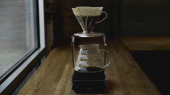café, fabricante, máquina, caliente, beber, elaborada, Café exprés, mesa, ventana, habitación, material de vidrio, adentro, material de madera, transparente, envase, nadie, centrarse en primer plano, de cerca, naturaleza muerta, comida y bebida, tarro, madera, botella, día, piso de madera, reflexión, frescura, grano de madera, 5K, CC0, dominio público, libre de derechos