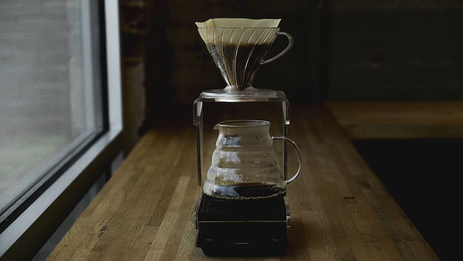 cafè, fabricant, màquina, calenta, beure, elaborada, espresso, taula, finestra, habitació, vidre - material, a l'interior, material de fusta, transparent, contenidor, cap gent, centrar-se en primer pla, primer pla, natura morta, menjar i beguda, jar, fusta, ampolla, dia, terres de fusta dura, reflexió, frescor, gra de fusta, 5K