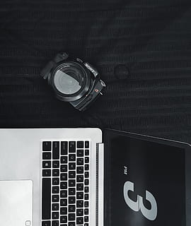 Macbook Pro, telecamera, il computer portatile, Tech, tecnologia, distesa piatta, creativo, spazio di lavoro, ufficio, lavoratore remoto, interno, bianco e nero, fliqlo, tempo, len, piatto, minimo, pulito, letto, nero, computer, macchina fotografica - attrezzatura fotografica, attrezzatura, Internet, tastiera del computer, attività commerciale, colore nero, scrivania, tavolo, pc, nessuno, schermo del computer, sfondi, singolo oggetto, moderno, 2K, CC0, dominio pubblico, privo di copyright