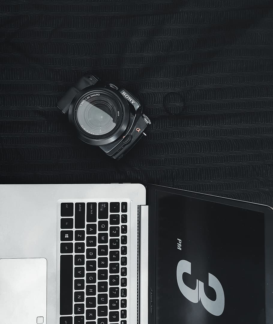MacBook Pro, càmera, portàtil, tecnologia, pis pla, creatiu, espai de treball, oficina, treballador remot, interior, blanc i negre, fliqlo, temps, len, pis, mínim, netejar, llit, negre, ordinador, càmera - equip fotogràfic, equipament, Internet, teclat d’ordinador, negocis, color negre, escriptori, taula, PC, cap gent, monitor d’ordinador, fons, sol objecte, modern, 2K