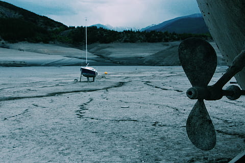 un elice grele de navă, maşină, elice, lac de serres-ponçons, Franţa, în aer liber, natură, apă, gri, verde, gol, port, barca abandonată, barcă cu vele, barcă, lac, abandonat, motor, lac gol, nisip, linia țărmului, Munte, cer, nor - cer, zi, scenice - natura, o persoana, frumusețe în natură, de munte, sportiv, transport, persoană nerecunoscută, zăpadă, teren, Activitatea de agrement, iarnă, 5K, CC0, domeniu public, fără drepturi de autor