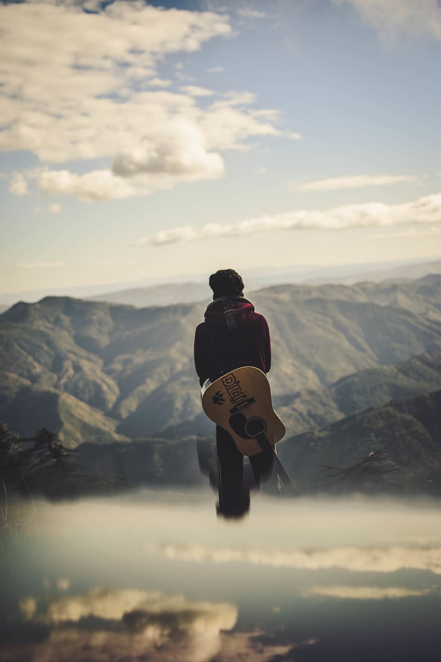 home, portar, guitarra, de peu, protagonista, turons, aventura, núvols, fred, alba, la llum del dia, guitarrista, caminada, paisatge, muntanya, cim de muntanya, músic, naturalesa, persona, recreació, reflexió, escènic, cel, posta de sol, una persona, escenics - natura, núvol - cel, bellesa a la natura, activitat d'oci, persones reals, longitud completa, vista del darrere, escena tranquil·la, estils de vida, Serra, tranquil·litat, activitat, escena no urbana, a l'aire lliure, roba calenta, mirant la vista, 5K
