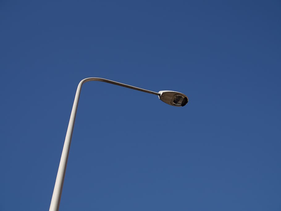 blau, cel, fanal, carrer, llum del carrer, còpia espai, cap gent, cel clar, tecnologia, vista d’angle baix, equips d’il·luminació, dia, llum elèctrica, tallar, a l'aire lliure, naturalesa, comoditat, sol objecte, electricitat, metall, llum, fons blau, 4K