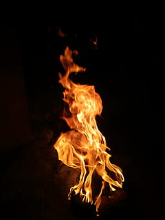 vreugdevuur, kampvuur, vlam, warmte, heet, brand, brandend, warmte - temperatuur, vuur - natuurverschijnsel, nacht, beweging, gloeiend, natuur, Oranje kleur, geen mensen, zwarte achtergrond, detailopname, kopie ruimte, donker, teken, lange blootstelling, waarschuwingsbord, hout - materiaal, hel, 4K, CC0, publiek domein, royaltyvrij