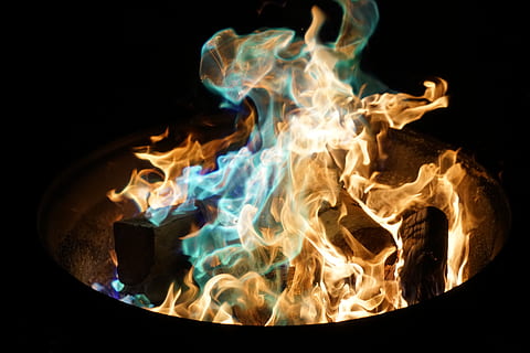 taronja, blau, flama, pila, fusta, foc, cremant, flama blava, groc, llum, registre, calenta, calor, flama verda, foc de campament, foc - fenomen natural, calor - temperatura, fons negre, cap gent, naturalesa, nit, moviment, color negre, primer pla, tir de l'estudi, fosc, tallar, a l'interior, resum, color taronja, fons, foguera, canvi de forma, infern, 8K, CC0, domini públic, lliure de regalies