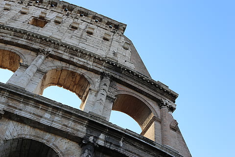 harmaa coliseum, arkkitehtuuri, rakennettu rakenne, matala kulma, historia, menneisyys, kaari, taivas, muinainen, matkailu, amfiteatteri, kirkas taivas, vanha raunio, matkakohteet, matkustaa, rakennuksen ulkoa, luonto, ei ihmisiä, muinainen sivilisaatio, päivä, arkeologia, arkkitehtoninen sarake, muinaishistoria, pilalla, 5K, CC0, public domain, rojaltivapaa