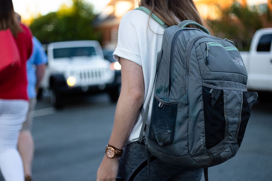 Frau, mit, grau, Rucksack, Transport, Transportmittel, Rückansicht, Auto, Kraftfahrzeug, Fokus auf den Vordergrund, Stadt, Stehen, Polizei, Tag, Straße, Regierung, Gesetz, Menschen, zufällige Menschen, echte Menschen, Männer, Erwachsene, zwei Menschen, draußen, 5K