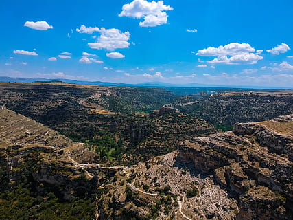 topmøde, sommer, Sky, skyhimmel, klipper, spids, bjerg, bjerge, travelmood, vandre, moderne, AF, antenne, luftfoto, drone, drone visning, drone bjerge, antenne drone, luftbjerge, natur, himmel, scenics - natur, sky - himmel, skønhed i naturen, rolig scene, miljø, landskab, ro, dag, klippe, ingen mennesker, ikke-urbane scene, rock-objekt, solid, rock formation, idyllisk, udendørs, jord, tørt klima, 4K, CC0, offentligt domæne, royaltyfrie