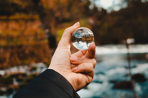 klar boble legetøj, bold, sløring, cirkel, klar, krystalkugle, dagslys, miljø, glas, glas bold, hånd, landskab, lensball, udendørs, afspejling, rund, sfære, sommer, rejse, menneskelig hånd, menneskelig kropsdel, bedrift, en person, fokus på forgrunden, kropsdel, finger, menneskelig finger, personlige perspektiv, dag, uigenkendelig person, fritidsaktivitet, tæt på, livsstil, rigtige mennesker, natur, lave om, 5K, CC0, offentligt domæne, royaltyfrie