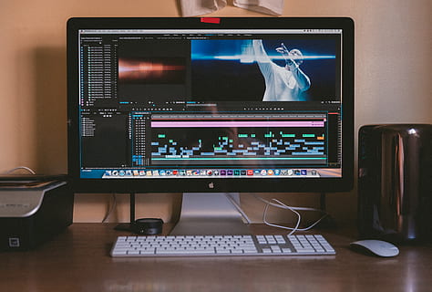 computer, computer skærm, bærbar, desktop, skrivebord, skrivebord plads, computerrum, stationær computer, forretning, redigering, postproduktion, adobe, adobe premiere, rediger tidslinje, film, musikvideo, filmproduktion, video, rediger video, mus, teknologi, forbindelse, computerudstyr, bord, computerskærm, meddelelse, tastatur, indendørs, ingen mennesker, udstyr, computer tastatur, kontor, trådløs teknologi, computer netværk, internet, kunstkultur og underholdning, kontrollere, lydelektronik, 5K, CC0, offentligt domæne, royaltyfrie