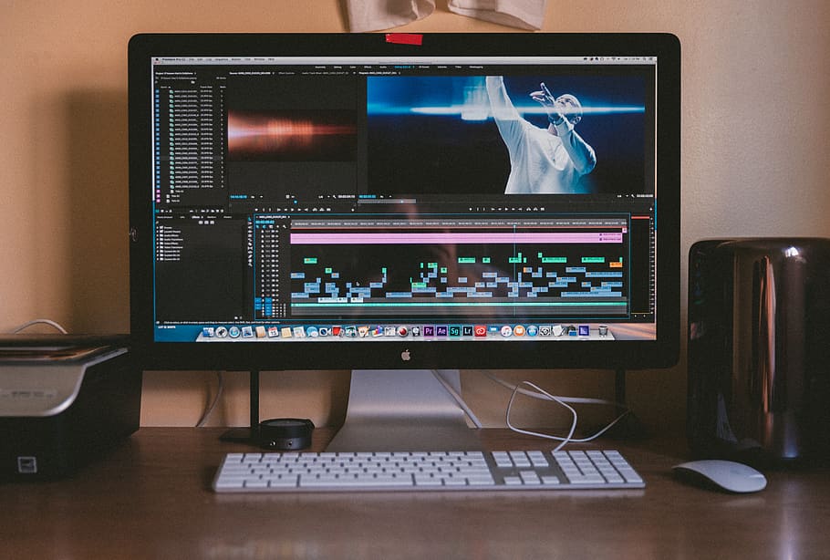 počítač, obrazovka počítače, laptop, plocha počítače, lavice, stůl, počítačového prostoru, stolní počítač, podnikání, úpravy, post produkce, adobe, adobe premiéra, upravit časovou osu, film, hudební video, výroba filmu, video, upravit video, myš, technologie, spojení, počítačové vybavení, počítačový monitor, sdělení, klávesnice, uvnitř, nikdo, zařízení, počítačová klávesnice, kancelář, bezdrátové technologie, počítačová síť, Internet, umělecká kultura a zábava, řízení, audio elektronika, 5K