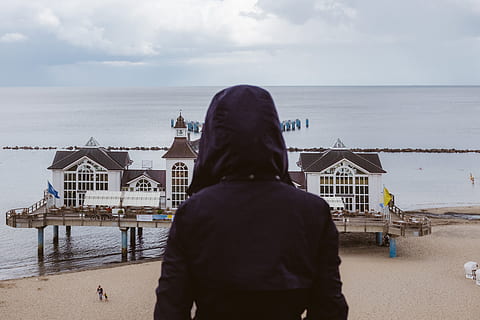 Tourist, Regenmantel, suchen, Sellin Pier, aktiv, Aktivität, die Architektur, zurück, Rückansicht, baltisch, Strand, Brücke, Gebäude, Küste, Mantel, kalt, dom, Deutschland, Wanderung, Wandern, Insel, Wahrzeichen, natürlich, Natur, draußen, Park, Menschen, Person, Seebrücke, Regen, Resort, Restaurant, Rügen, Rugia, Meer, Jahreszeit, sellin, Himmel, Tourismus, Touristen, Reise, Urlaub, Weiß, Frau, jung, Wasser, echte Menschen, Lebensstile, wolke - himmel, eine Person, gebaute Struktur, Männer, Land, Freizeitbeschäftigung, Gebäudehülle, Tag, Stehen, Horizont über Wasser, Kapuze - Kleidung, 4K, CC0, gemeinfrei, lizenzfrei