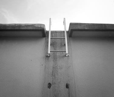 difficulty, challenge, wall, stuck, bug, problem, issue, obstacle, fail, failure, hopeless, help, support, échelle, moitié, piège, difficulté, mur, bloqué, problème, no people, architecture, built structure, metal, wall - building feature, day, railing, building exterior, outdoors, low angle view, ladder, nature, sky, pipeline, absence, clear sky, building, staircase, directly below, concrete, 4K, CC0, public domain, royalty free