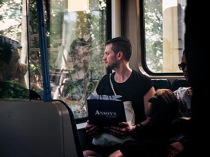 home, assegut, endins, autobús, persona, humà, ulleres de sol, accessori, accessoris, Berlín, Alemanya, coixí, lectura, roba, foto del carrer, reflexió, viatjant, fotografia de carrer, sofà, mobles, transport, finestra, persones reals, estils de vida, homes, comunicació, vidre - material, a l'interior, transparent, gent, vista frontal, adult, mirant, roba casual, activitat d'oci, transport per ferrocarril, negocis, cintura cap amunt, mascles, 2K, CC0, domini públic, lliure de regalies