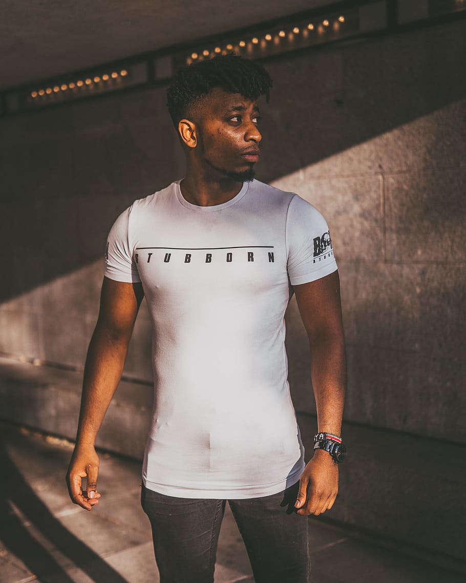 stående, mand, iført, hvid, skjorte, by, model, bro, tapet, person, positur, mode, profil, humør, by-, humørsyg, solrig, herrer, sport, udøver, muskuløs bygge, atlet, sund livsstil, sportstøj, livsstil, mennesker, hanner, sports træning, ung voksen, en person, voksen, udendørs, løbe, løb, styrke, afrikansk etnicitet, New York City, sportsmand, unge mænd, urban scene, beslutsomhed, byliv, afrikansk afstamning, kun mænd, kun en mand, menneskelig muskel, velvære, kopiere plads, afslapning motion, kun voksne, rigtige mennesker, portræt, konkurrencedygtig sport, professionel sport, aktivitet, maskulinitet, 4K