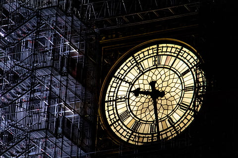 rellotge negre, torre, Torre del Rellotge, edifici, arquitectura, rellotge, UK, Londres, big ben, rellotge analògic, bastides, urbà, ciutat, Minuta, hora de la mà, números romans, marcar, Elizabeth Tower, històric, referència, estructura construïda, temps, a l'interior, cap gent, vista d’angle baix, destinacions de viatge, patró, el passat, nombre romà, forma, turisme, història, 5K, CC0, domini públic, lliure de regalies