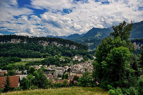 ciutat, núvols, castell, vista, paisatge, feldkirch, turó, muntanya, arbre, arquitectura, planta, exterior de l'edifici, estructura construïda, escenics - natura, edifici, bellesa a la natura, cel, núvol - cel, naturalesa, Serra, medi ambient, cap gent, barri residencial, terra, dia, color verd, a l'aire lliure, paisatge urbà, 4K, CC0, domini públic, lliure de regalies