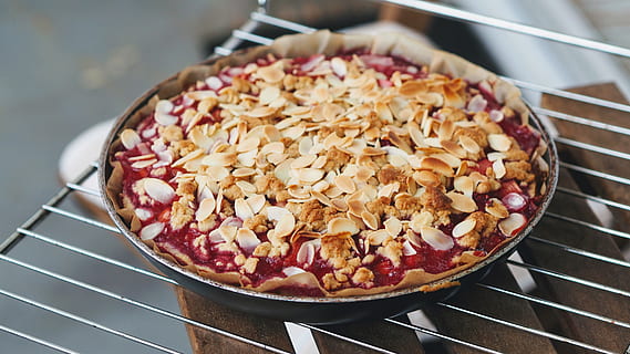 pastís al forn, bol, menjar, pastís, postres, menjar i beguda, menjar dolç, llest per menjar, natura morta, alimentació saludable, frescor, indulgència, a l'interior, benestar, primer pla, dolç, temptació, vista d’angle alt, cap gent, taula, fruita, nou - aliments, esmorzar, rack de refrigeració, 4K, CC0, domini públic, lliure de regalies