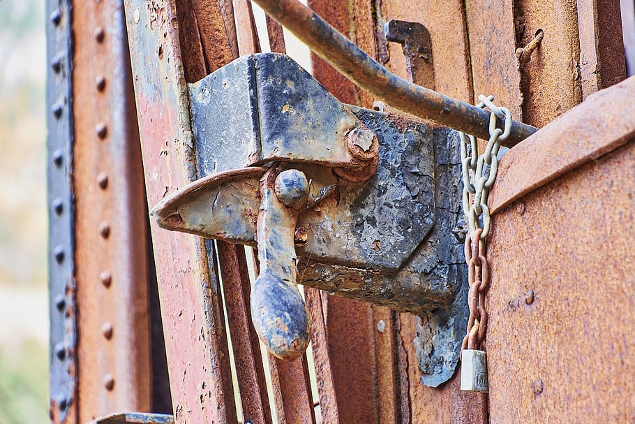 žehlička, oxid, vlak, rez, kov, rezavý, zvětralý, starý, pokles, detail, den, nikdo, poškozen, opuštěný, run-down, zhoršení, zaměřit se na popředí, dveře, zámek, vchod, zastaralý, venku, ochrana, bezpečnost, západka, 5K
