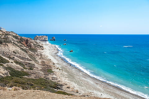 Xipre, paphos, mar, aigua, platja, horitzó, cel, terra, horitzó sobre l’aigua, blau, escenics - natura, bellesa a la natura, cel clar, naturalesa, persones incidentals, dia, grup de persones, escena tranquil·la, idíl·lic, còpia espai, tranquil·litat, a l'aire lliure, color turquesa, 2K, CC0, domini públic, lliure de regalies