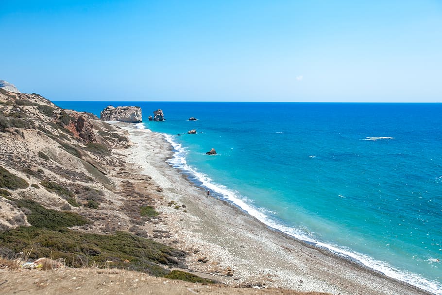 Xipre, paphos, mar, aigua, platja, horitzó, cel, terra, horitzó sobre l’aigua, blau, escenics - natura, bellesa a la natura, cel clar, naturalesa, persones incidentals, dia, grup de persones, escena tranquil·la, idíl·lic, còpia espai, tranquil·litat, a l'aire lliure, color turquesa, 2K