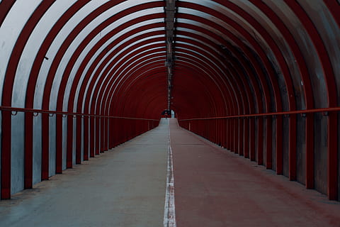 ingresso ad arco rosso, corridoio, sentiero, Glasgow, passerella, ringhiera, corrimano, tunnel, Scozia, il tunnel rosso, pavimento, urbano, pavimentazione, rosso scuro, rosso, tunnel rosso, simmetrico, passaggio, luce del giorno, buio, atmosferico, la strada davanti, direzione, architettura, struttura costruita, prospettiva decrescente, arco, nessuno, metallo, in casa, vuoto, modello, punto di fuga, giorno, connessione, mezzi di trasporto, ponte, costruzione, luce alla fine del tunnel, soffitto, lungo, 5K, CC0, dominio pubblico, privo di copyright