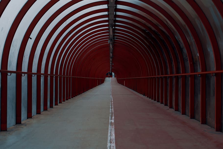 rød arch entryway, korridor, sti, Glasgow, gangbro, gelænder, tunnel, Skotland, den røde tunnel, etage, by-, gulve, mørkerød, rød, rød tunnel, symmetrisk, passage, dagslys, mørk, atmosfærisk, vejen frem, retning, arkitektur, bygget struktur, faldende perspektiv, bue, ingen mennesker, metal, indendørs, tom, mønster, forsvindingspunkt, dag, forbindelse, transportmidler, bro, bygning, lys ved enden af ​​tunnelen, loft, lang, 5K