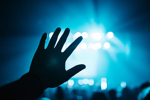 mano, luce, raggiungere, blu, Dio, Gesù, culto, mano umana, parte del corpo umano, parte del corpo, prestazione, illuminato, notte, attrezzatura per l'illuminazione, una persona, luce - fenomeno naturale, evento, cultura artistica e intrattenimento, musica, silhouette, vita notturna, retroilluminato, riflettore, stage - spazio per le prestazioni, palcoscenico, dito, riflesso lente, mano alzata, arto umano, Festival musicale, Festival, ballare in discoteca, 5K, CC0, dominio pubblico, privo di copyright