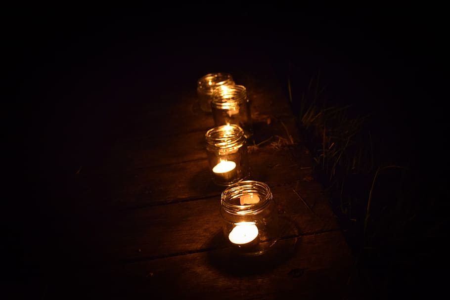 tealights, fosc, te, il·luminat, a l'interior, equips d’il·luminació, cap gent, vidre - material, fons negre, brillant, bombeta, tir de l'estudi, electricitat, vela, llum - fenomen natural, còpia espai, primer pla, cremant, en fila, taula, nit, material de fusta, llum elèctrica, llum, 5K