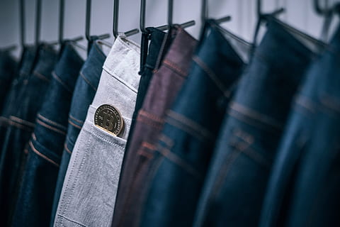 forgyldt, Bitcoin, placeret, halvvejs, inde, jean lomme, jeans butik, butik., selektiv fokusering, ingen mennesker, hængende, arkitektur, tæt på, tøj, i en række, forretning, mysterium, bygning, tekstil, indendørs, grænse, finansiere, gruppe af objekter, sociale problemer, aggression, 5K, CC0, offentligt domæne, royaltyfrie