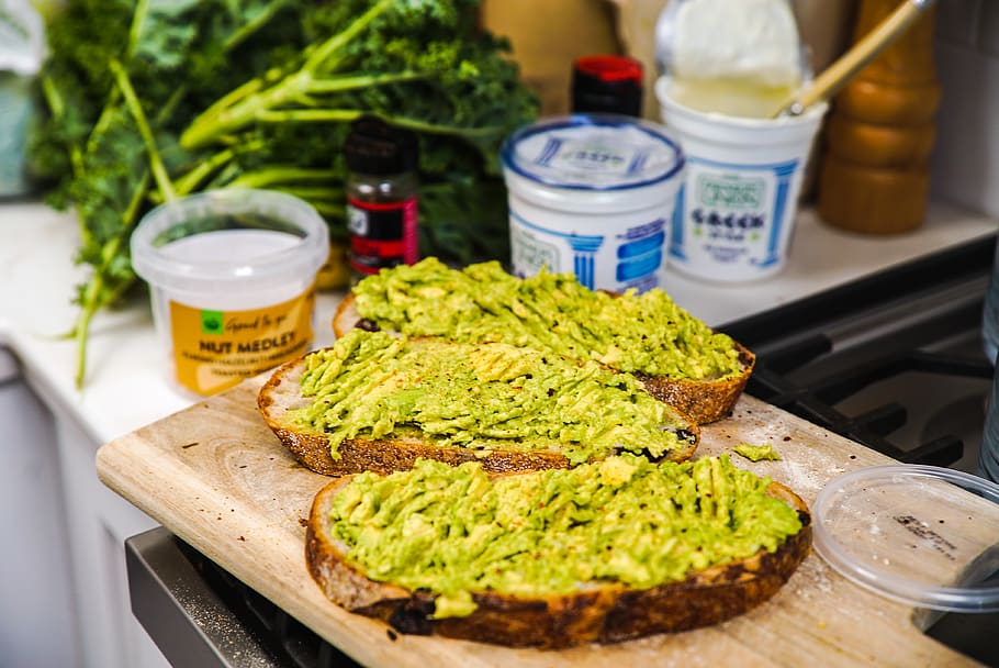 torrat d'alvocat, alvocat, pa, primer pla, contenidor, crema, deliciós, dieta, sopar, epicure, menjar, fotografia de menjar, salut, saludable, casolà, dinar, nutrició, placa, propagació, saborós, brindis, tradicional, vegetals, menjar i beguda, frescor, alimentació saludable, natura morta, cap gent, benestar, taula, a l'interior, jar, vista d’angle alt, estri de cuina, centrar-se en primer pla, enfocament selectiu, taula de tallar, utensili per menjar, safata, esmorzar, 4K