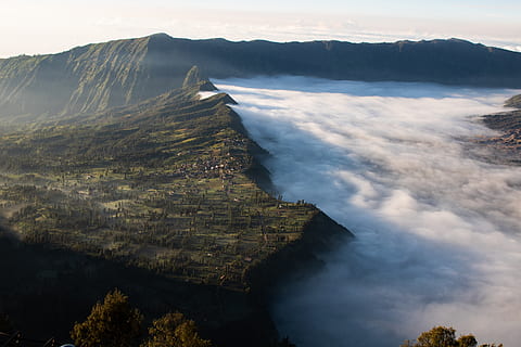 ver, desde, parte superior, nube, soñador, montaña, borde, belleza en la naturaleza, paisajes - naturaleza, nube - cielo, agua, cielo, naturaleza, escena tranquila, nadie, tranquilidad, escena no urbana, día, cordillera, ambiente, al aire libre, idílico, tierra, geología, paisaje, cráter volcánico, poder en la naturaleza, 5K, CC0, dominio público, libre de derechos