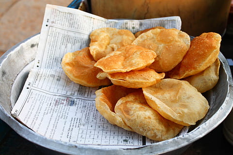 foto, pane, inossidabile, lamiera di acciaio, forno, cottura al forno, delizioso, cibo, crescere, Salute, fatti in casa, pranzo, pasto, nutrizione, Pasticcino, tradizionale, cibo e bevande, freschezza, avvicinamento, mangiare malsano, carta, pronto a mangiare, nessuno, spuntino, fritte, in casa, concentrarsi sulle conoscenze acquisite, fritta, natura morta, Fast food, vista dall'alto, tavolo, giornale, piatto, cibo francese, prima colazione, 2K, CC0, dominio pubblico, privo di copyright