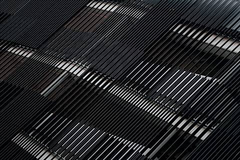 negre, barres de metall, durant el dia, resum, patró, façana, línia, arquitectura, construcció, fons, quadrícula, acer, diagonal, to, edifici, fosc, composició, marc complet, metall, cap gent, vista d’angle baix, textura, primer pla, dia, modern, repetició, seguretat, a l'aire lliure, límit, tanca, barrera, llum solar, color plata, 8K, CC0, domini públic, lliure de regalies