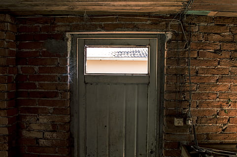 , pared de ladrillo, ladrillo, estructura construida, arquitectura, pared, pared - característica de la construcción, Entrada, puerta, nadie, ventana, edificio, exterior del edificio, antiguo, material de madera, día, casa, erosionado, al aire libre, seguridad, 5K, CC0, dominio público, libre de derechos