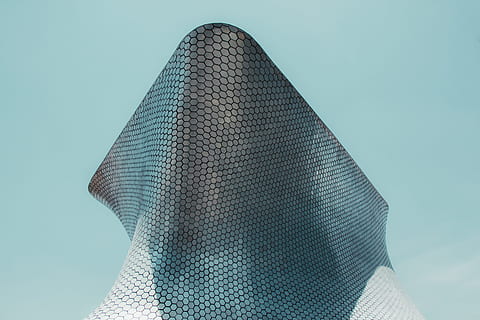 disseny arquitectònic gris, edifici, patró, arquitectura, ombra, llum solar, blau, finestra, hexàgon, art, urbà, minimalista, museu, modern, escena urbana, cap gent, estructura construïda, gratacels, reflexió, cel, negocis, exterior de l'edifici, a l'aire lliure, ciutat, edifici d'oficines, resum, 4K, CC0, domini públic, lliure de regalies