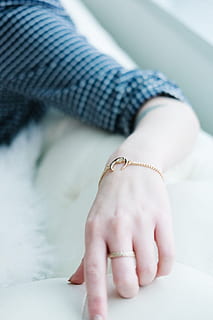 moon bracelet, women, hand photo, Jewelry, Bracelet, Ring, Accessories, Gold, Moon, human body part, one person, furniture, indoors, human hand, focus on foreground, body part, hand, close-up, adult, relaxation, bed, domestic room, textile, clothing, child, human foot, 1080P